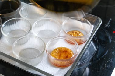 Chemiser un moule au caramel - Etape 3