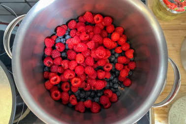 Confiture myrtilles framboises - Etape 1