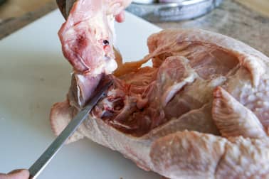 Découper une volaille à cru en 4 ou 8 morceaux - La découpe des cuisses - Etape 3