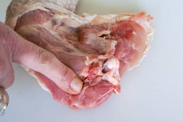 Découper une volaille à cru en 4 ou 8 morceaux - La découpe des cuisses - Etape 4