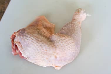 Découper une volaille à cru en 4 ou 8 morceaux - La découpe des cuisses - Etape 5