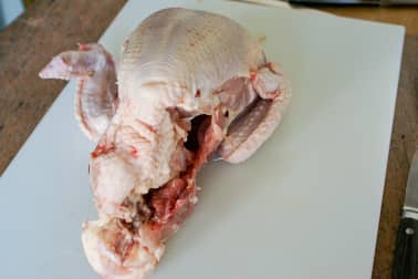 Découper une volaille à cru en 4 ou 8 morceaux - La découpe des cuisses - Etape 6