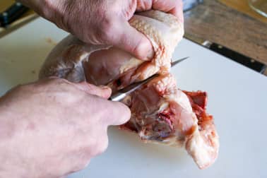 Découper une volaille à cru en 4 ou 8 morceaux - La découpe des cuisses - Etape 7