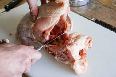 Découper une volaille à cru en 4 ou 8 morceaux - La découpe des cuisses - Etape 8