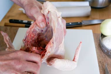 Découper une volaille à cru en 4 ou 8 morceaux - La découpe des cuisses - Etape 9