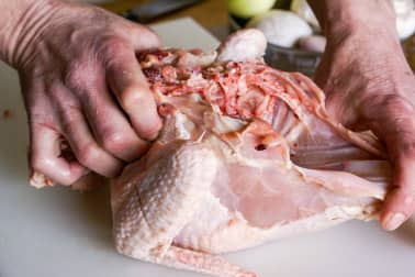 Découper une volaille à cru en 4 ou 8 morceaux - La découpe des cuisses - Etape 10