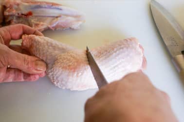 Découper une volaille à cru en 8 morceaux - La découpe pour poulet fermier - Etape 4