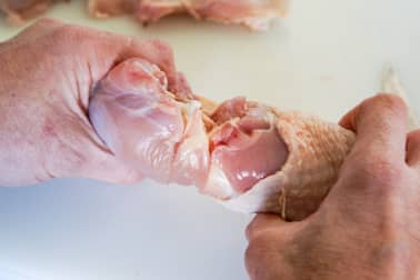 Découper une volaille à cru en 8 morceaux - La découpe pour poulet fermier - Etape 5