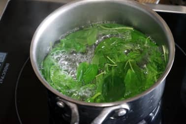 Jus vert épinards, roquette et basilic - Etape 1