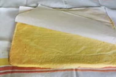 Bûche de Noel au chocolat : former la bûche - Etape 1