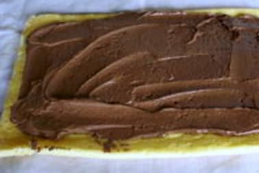 Bûche de Noel au chocolat : former la bûche - Etape 6