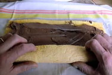 Bûche de Noel au chocolat : former la bûche - Etape 7