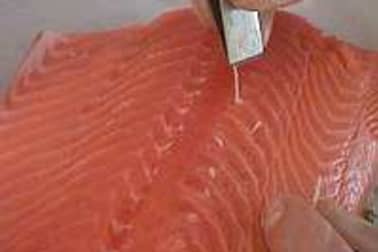 Désarêter un filet de saumon - Etape 4