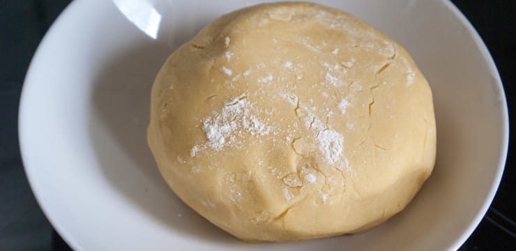 Vue De Dessus Pâte Ronde Crue Avec De La Farine Sur La Pâte De Bureau Gris  Foncé Farine De Repas Cru Alimentaire