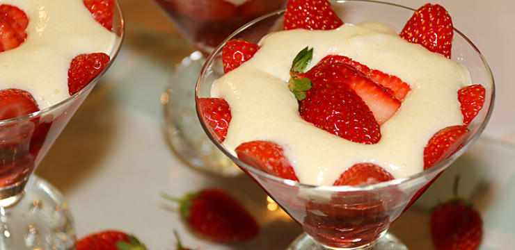 Verrines De Fraises Et Rhubarbe Au Sirop De Sureau A La Mousse De