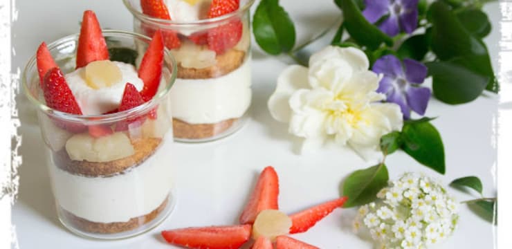 Verrines Fleurs Aux Fraises A La Mousse D Ananas Et Aux Gateaux