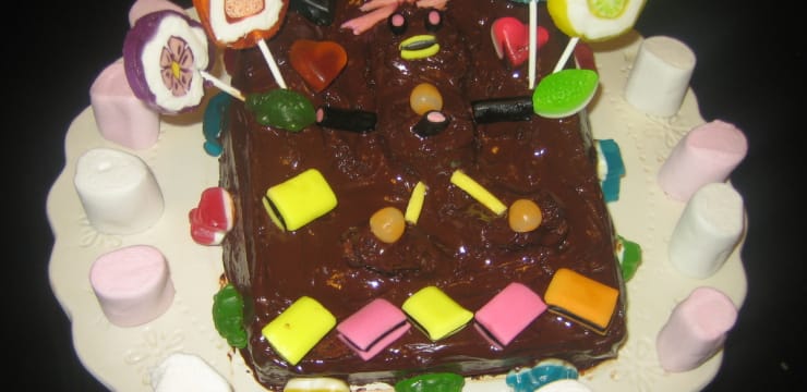 Gateau D Aniversaire Au Yaourt Ganache Au Chocolat Et Bonbons Recette Par Emma Cuisine Gateau D Aniversaire Au Yaourt Ganache Au Chocolat Et Bonbons Recette Par Emma Cuisine
