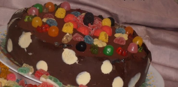 Gâteau d'anniversaire pour enfant au chocolat et aux bonbons 