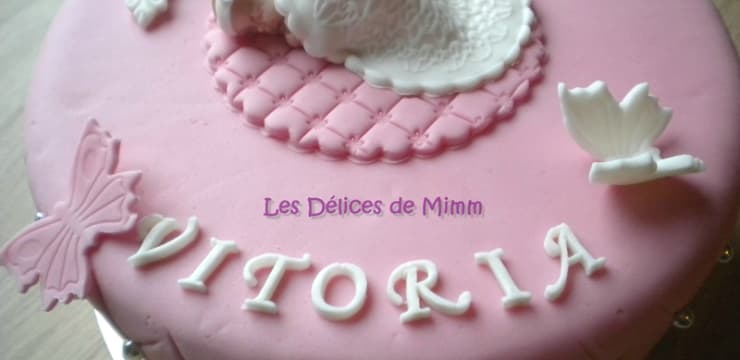 Un Gateau De Bapteme Rose Avec Des Papillons Recette Par Mimm