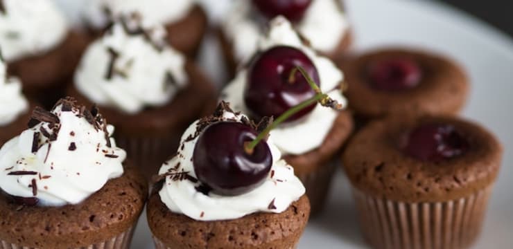 Cupcakes A La Cerise Facon Foret Noire Recette Par Leila Martin