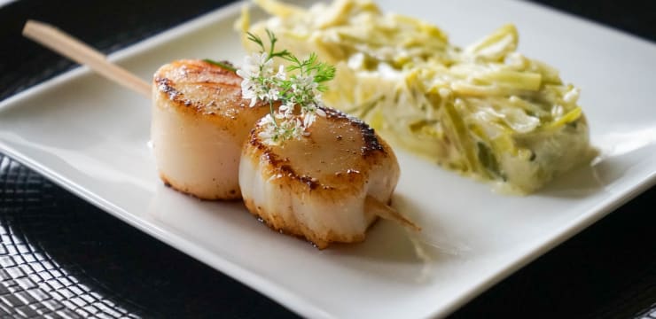 Noix De Saint Jacques En Petites Brochettes Et Fondue De Poireaux Pour Une Entree De Fete Recette Par Chef Simon