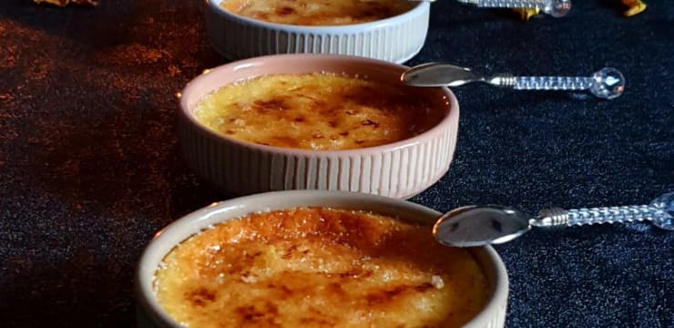 Caraméliser une crème brûlée au tison ou au chalumeau - Recette