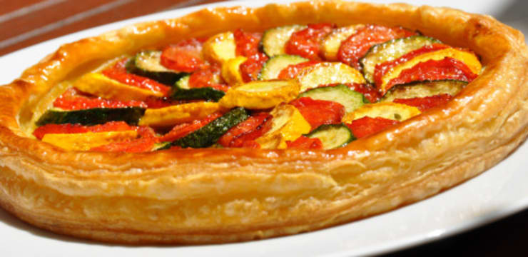 Une Tarte Feuilletee Aux Courgettes Et Tomates Confites Recette Par Stephane Decotterd