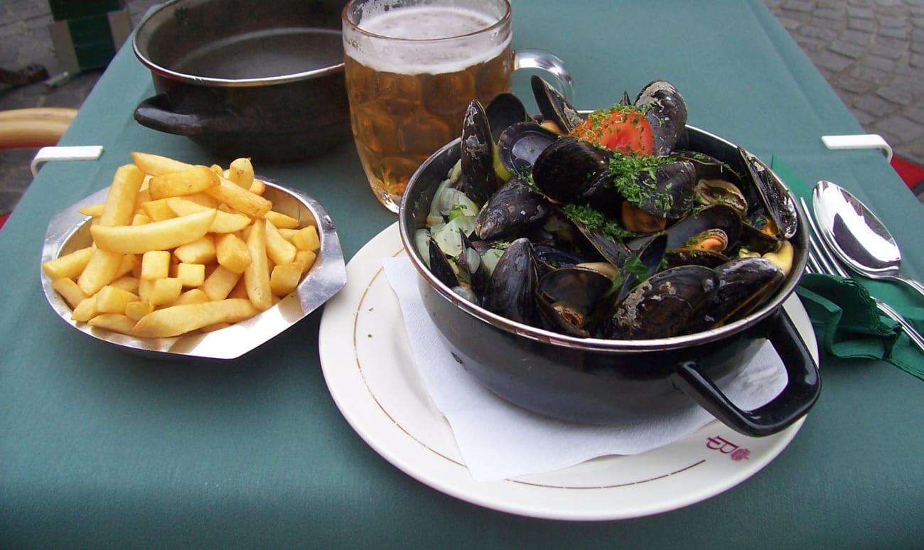 Plat de moules-frites dans un restaurant.