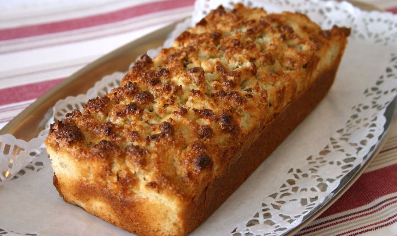 Cake à la noix de coco sur plateau de service