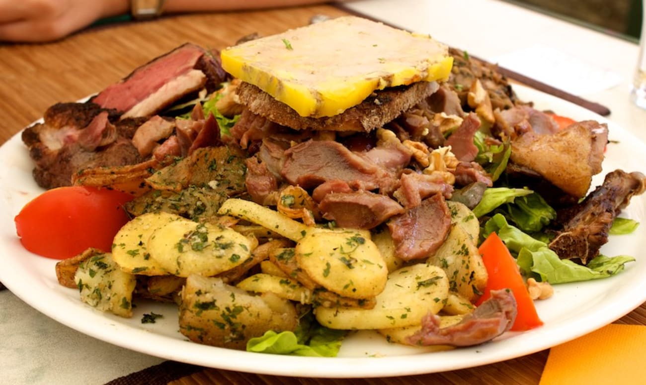 Salade périgourdine servie dans un restaurant.