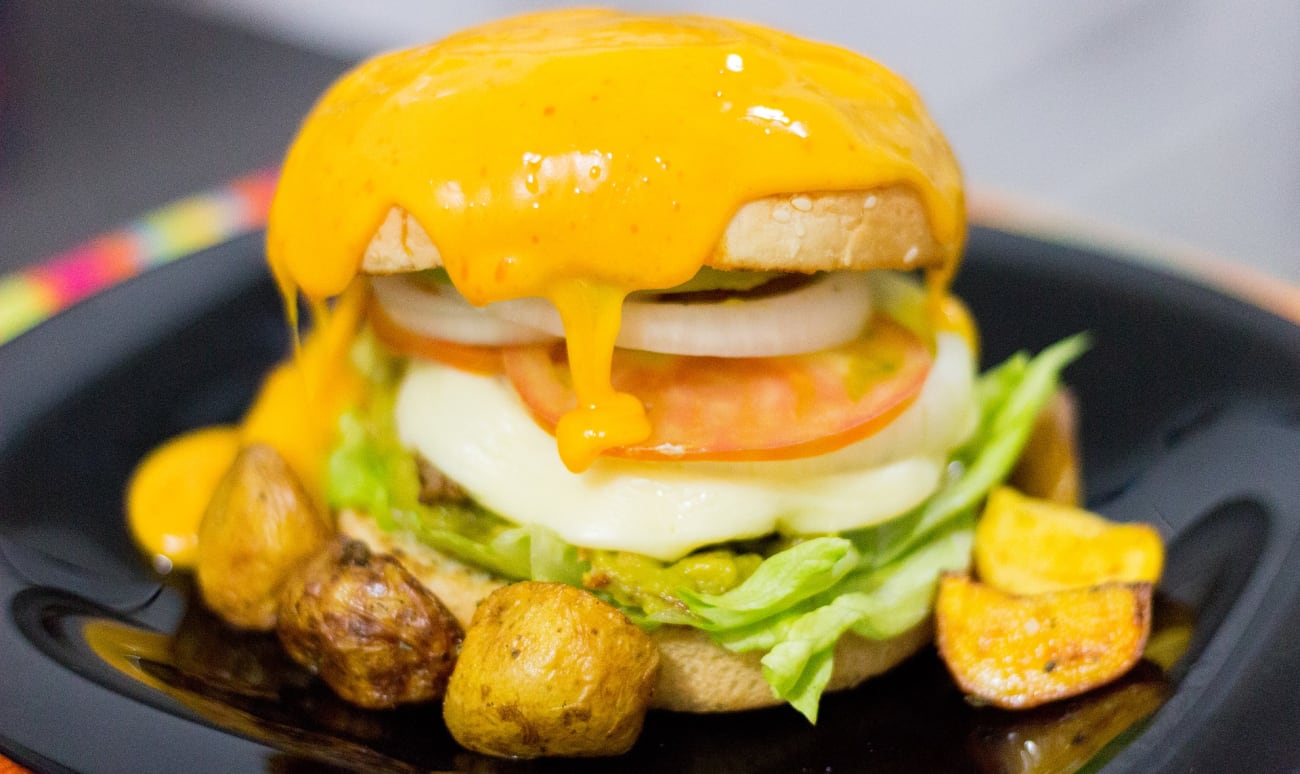 Fromage fondu sur hamburger