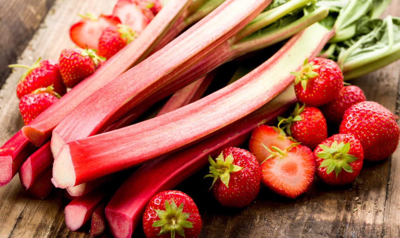 Bâtons de rhubarbe et fraises 