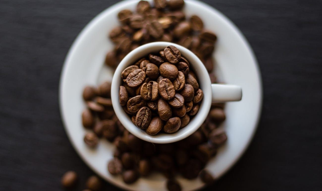 Grains de café dans une tasse