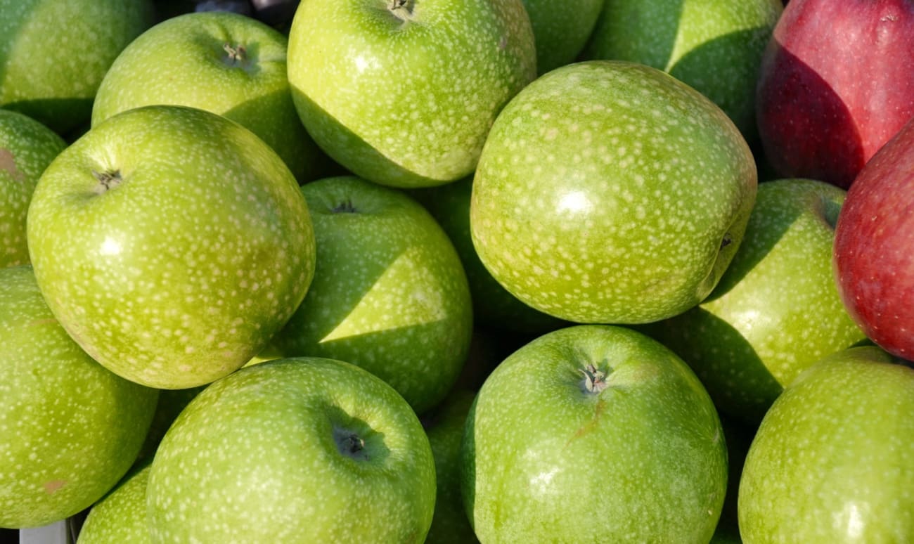 Pommes vertes sur un étal de marché