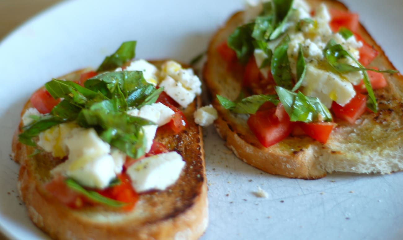 Tartines grillées tomate, fromage, basilic