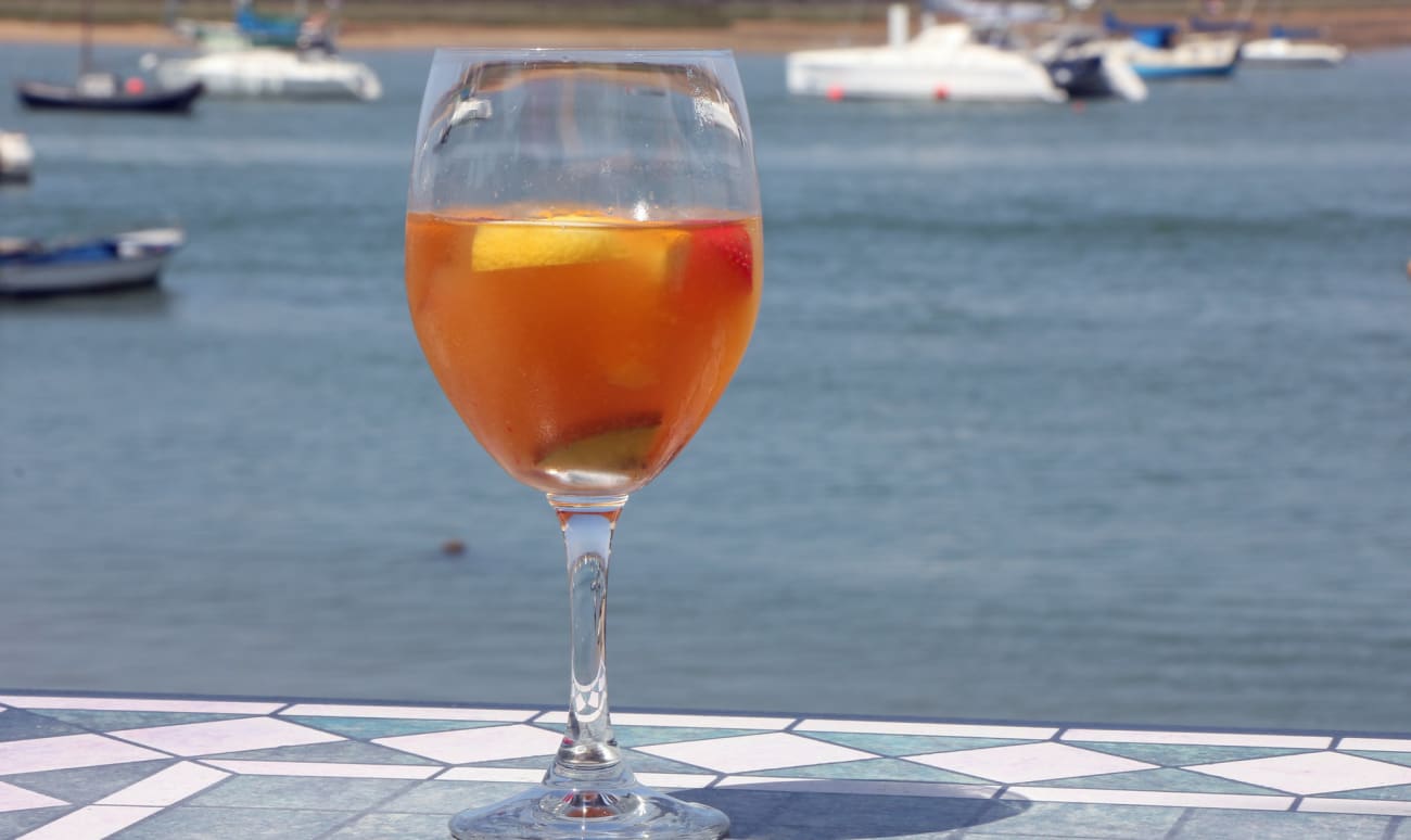 Verre de sangria blanche