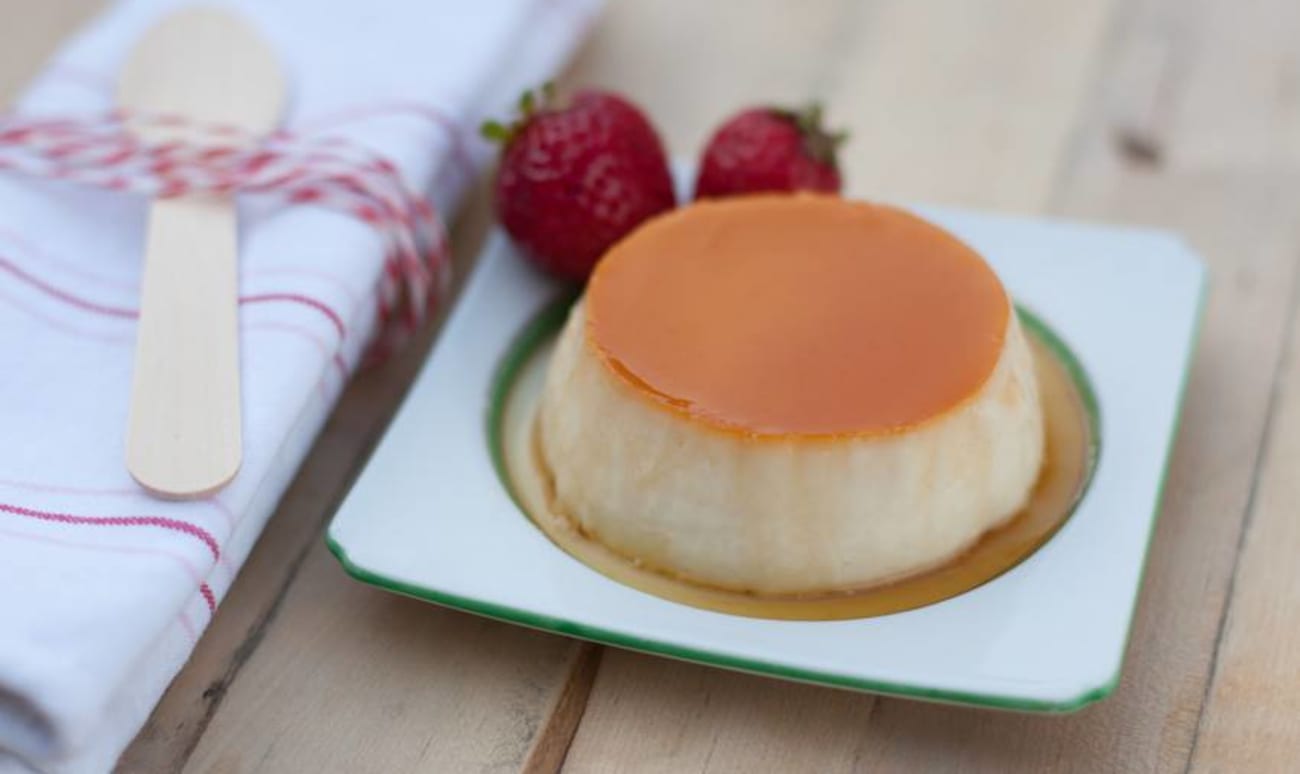 Crème caramel et fraises