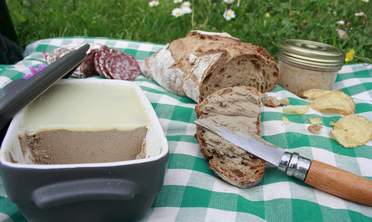 Mousse de foies de volaille sur l'herbe