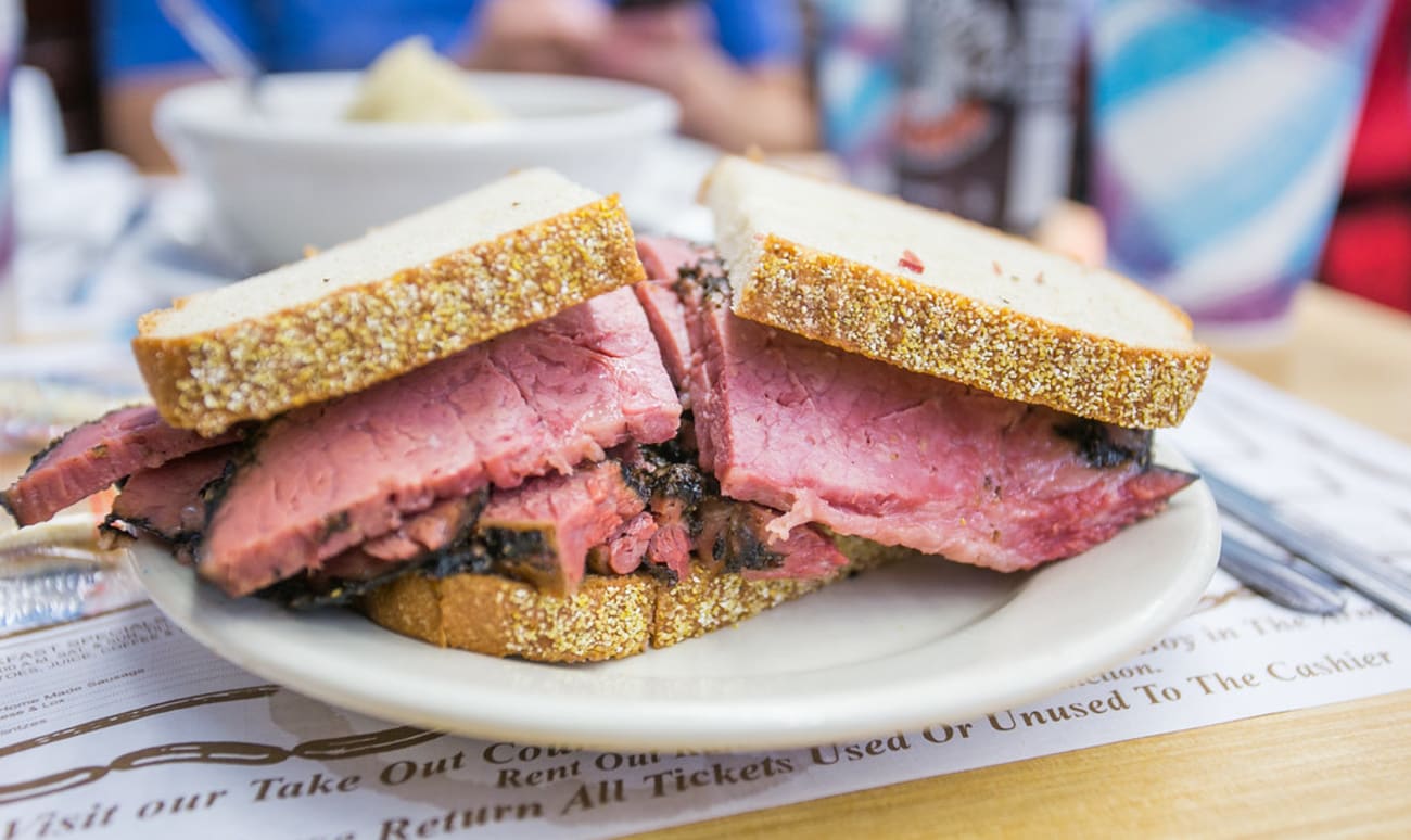 Sandwich au pastrami sur assiette