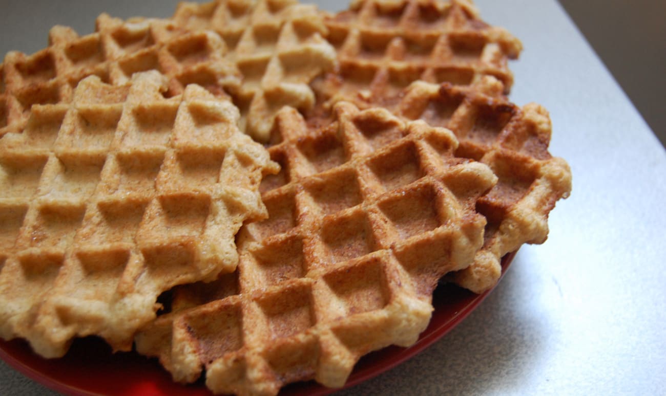 Gaufres liégeoises sur assiette rouge