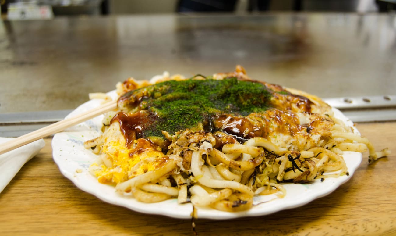 Okonomiyaki sur assiette avec baguettes