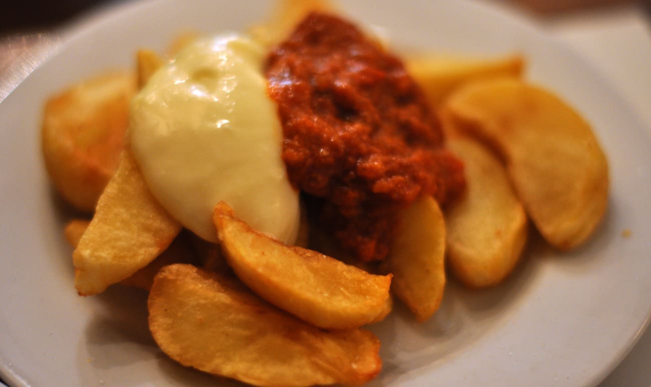 Patatas bravas servies dans une assiette