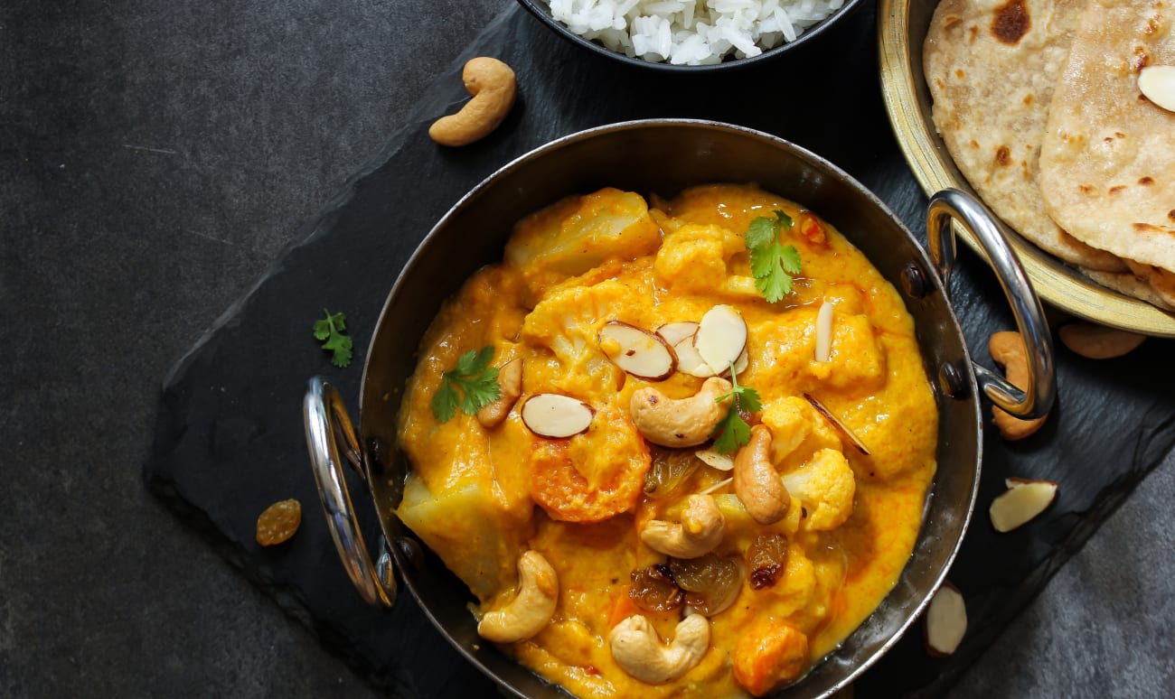 Korma végétarien servi avec du riz