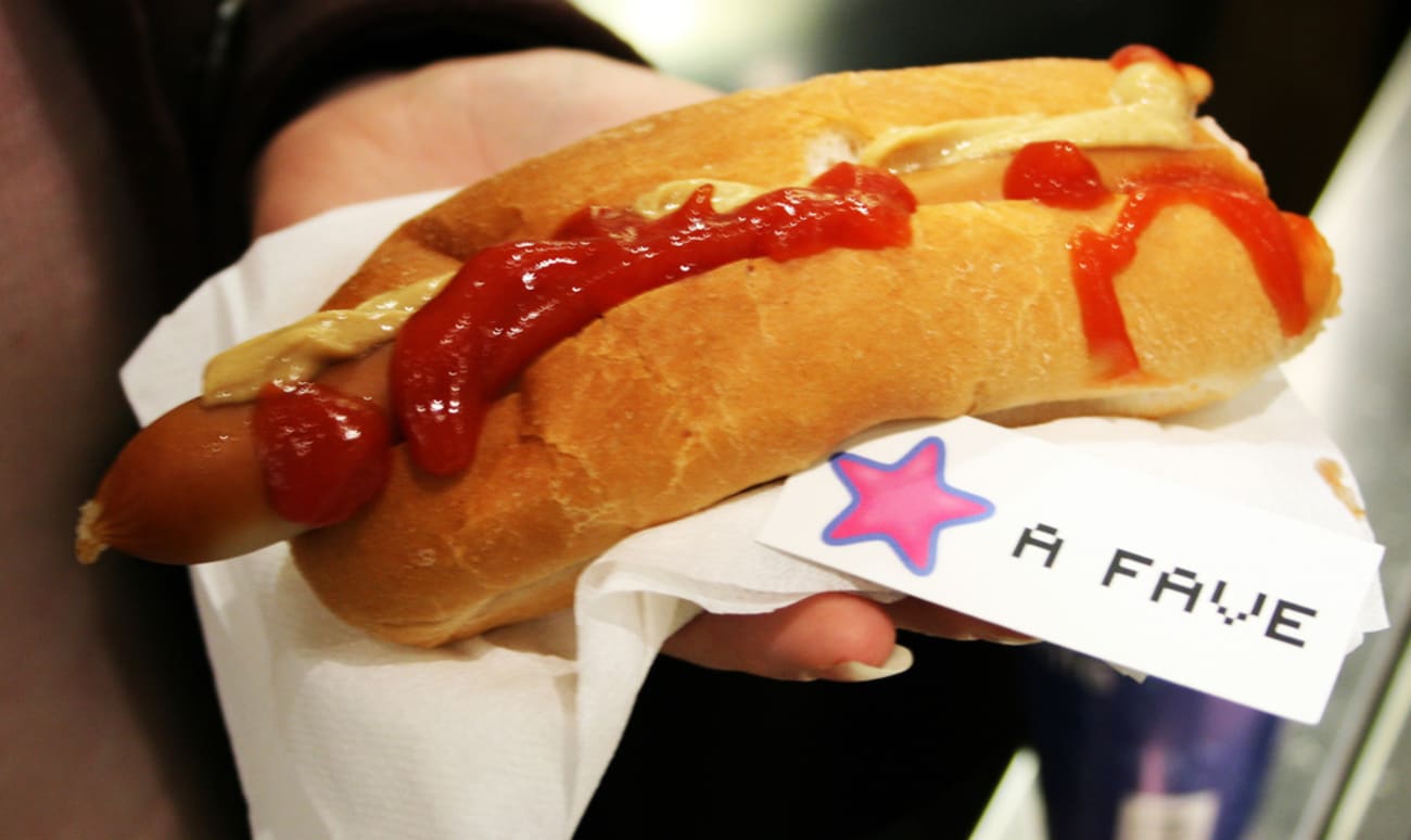 Hot-dog dans la main