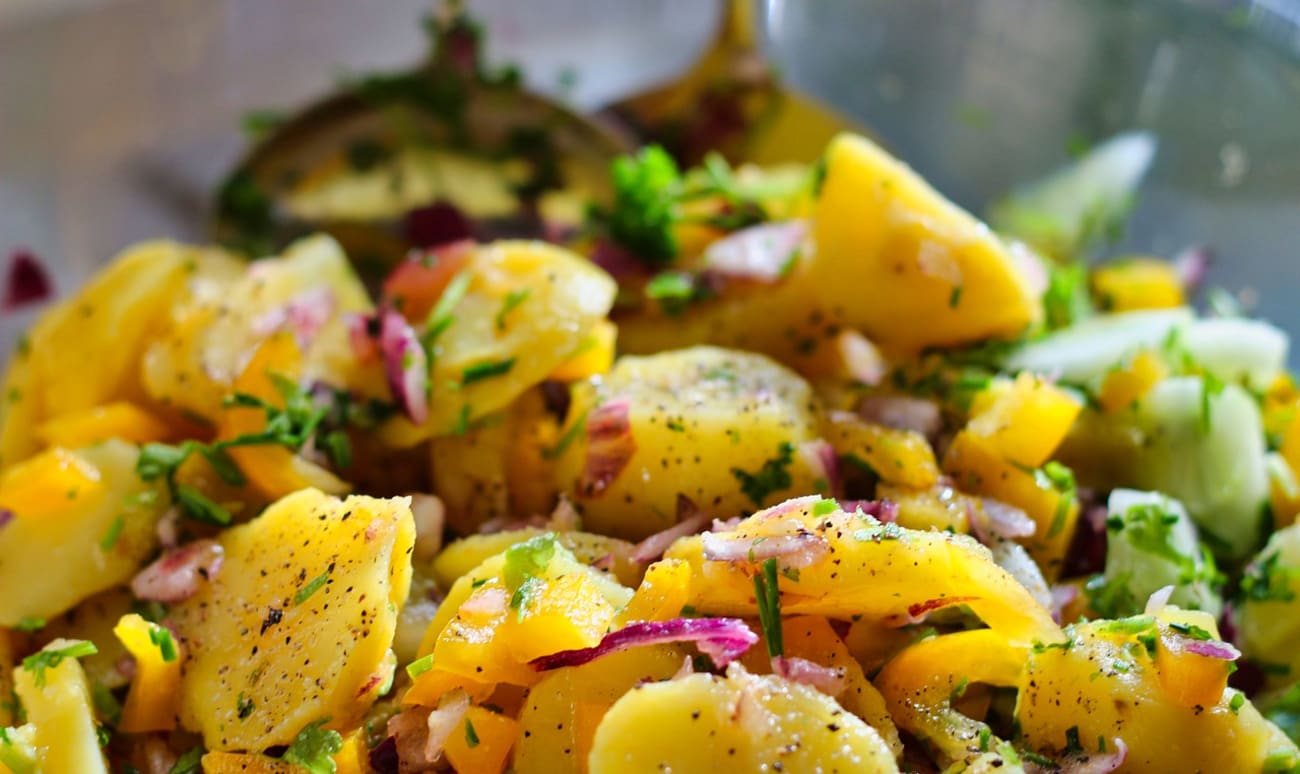 Salade de pommes de terre, oignons et herbes fraîches