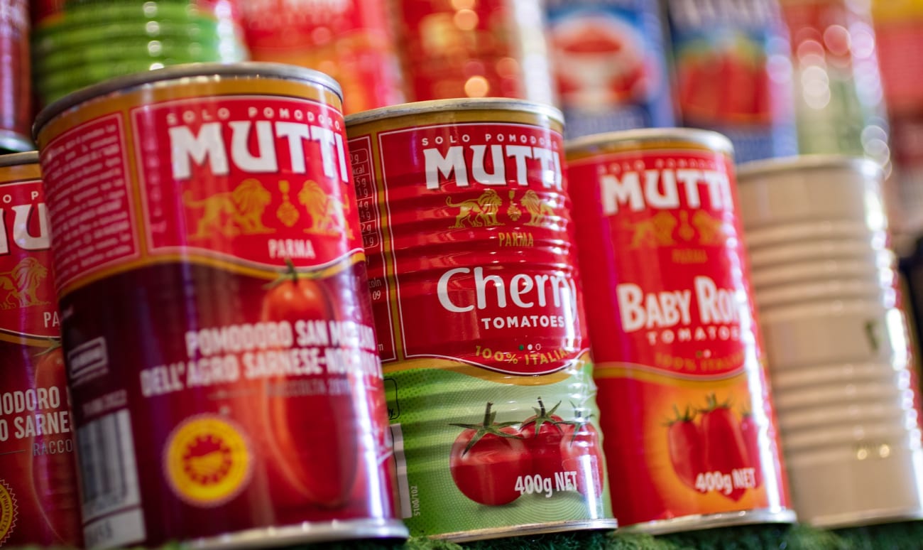 Conserves de tomates pelées dans un supermarché