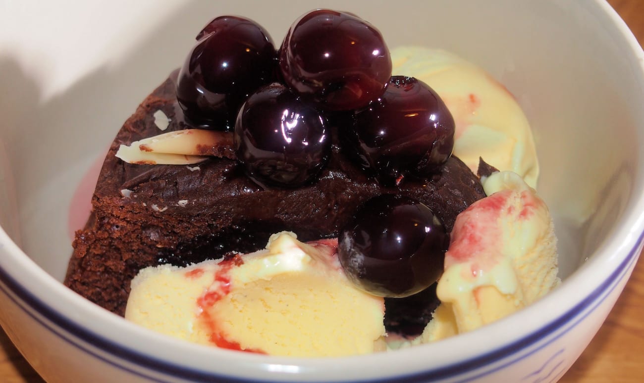 Gâteau aux chocolat, glace vanille et cérises amerena