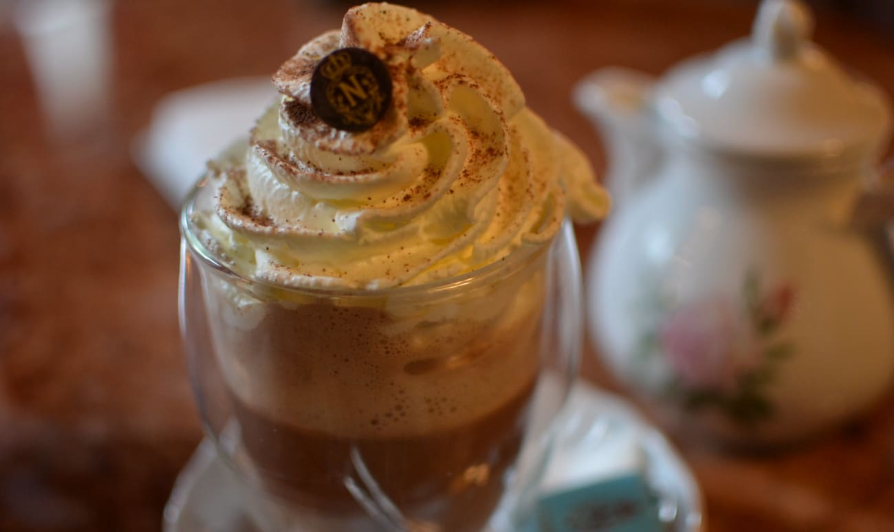 Chocolat viennois et théière en porcelaine