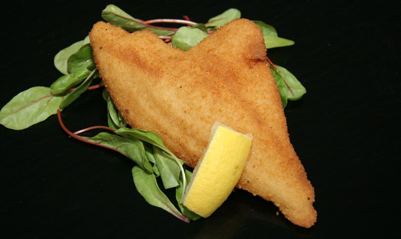 Poisson pané, salade, citron