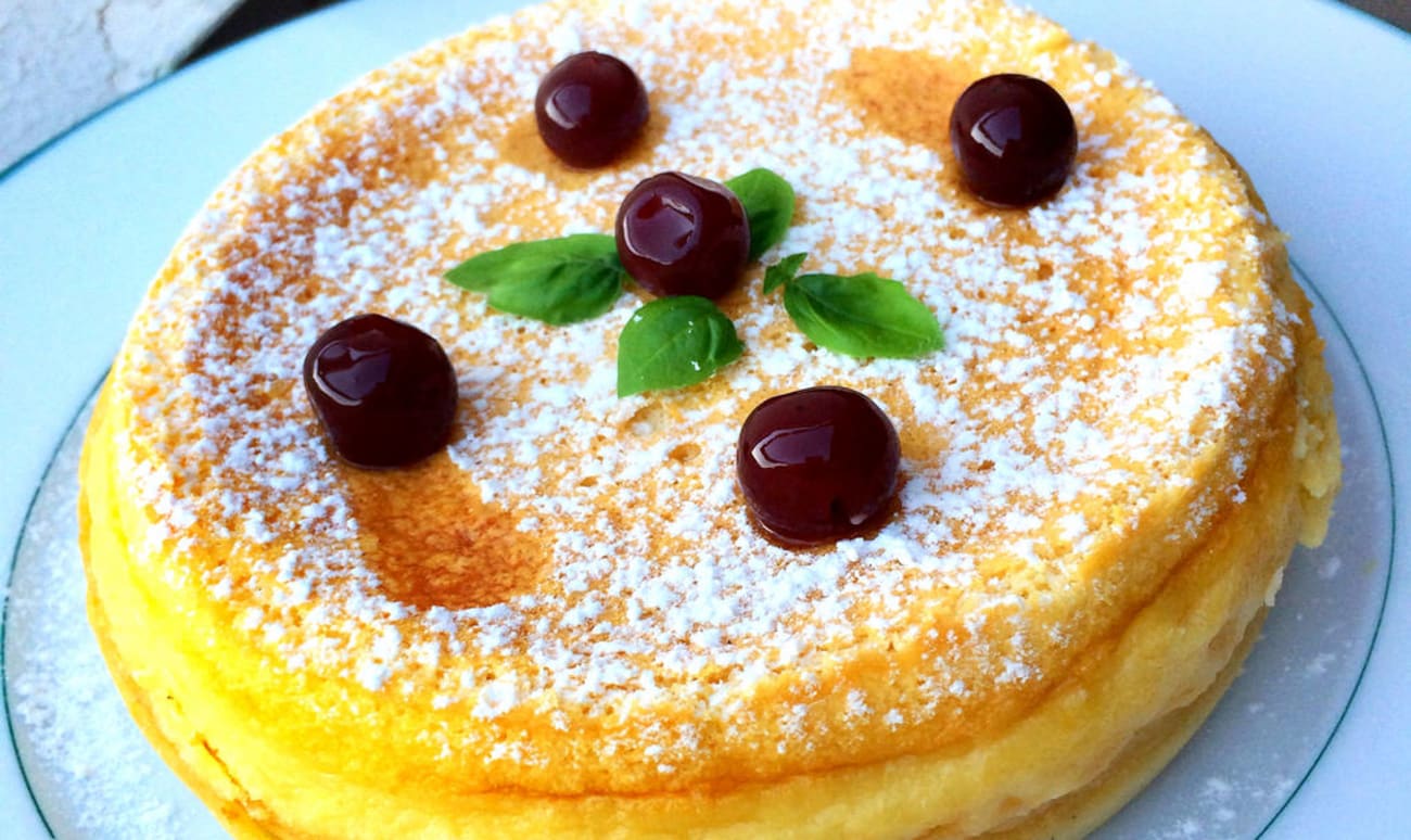 Gâteau magique sur assiette blanche